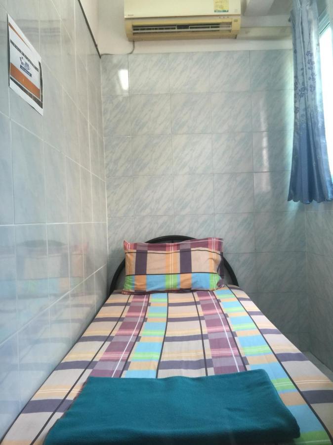 New Central Guesthouse Bangkok Bagian luar foto
